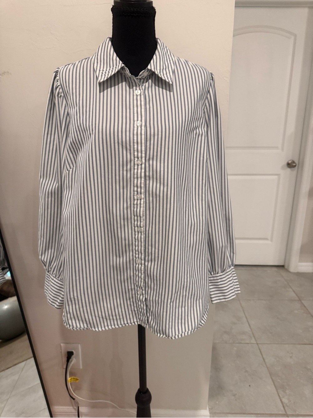 Men's Blue and White Vertical Stripe Casual Button-Down Shirt
